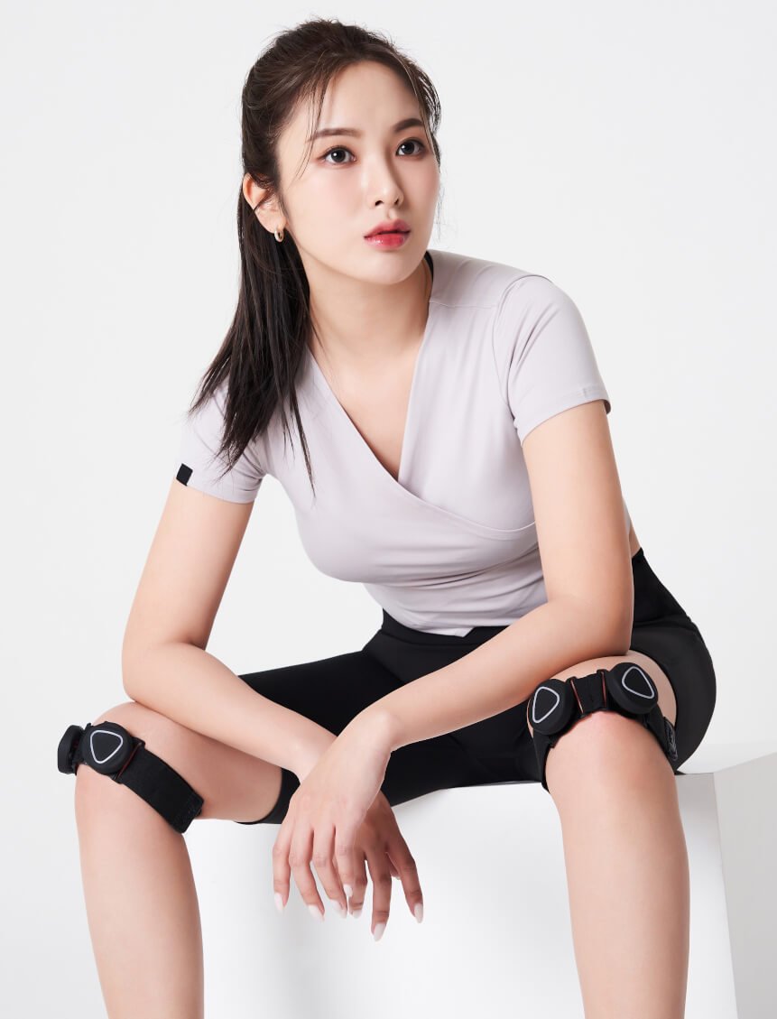 Woman wearing Aalok Band Double on her knees on a white background