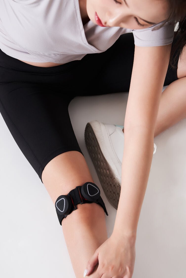 A woman wearing Aalok Band Double with Aalock Patches on her knee